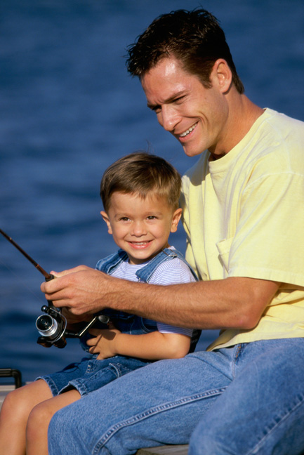 父亲教儿子钓鱼。