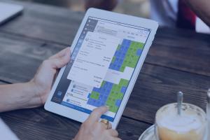 从业者查看客户的家庭日历在OFW iPad应用程序上