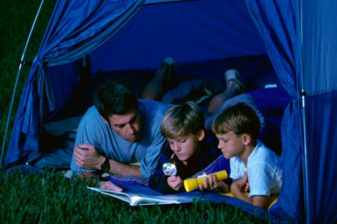 爸爸和儿子们在后院露营
