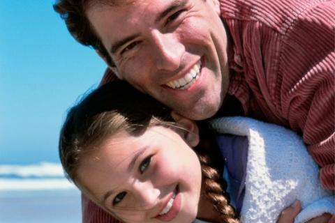快乐的父亲和女儿在海滩上