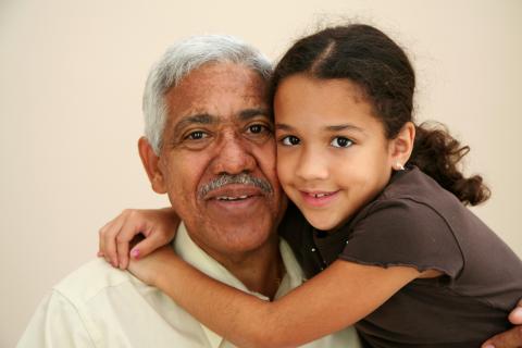 孙女和祖父拥抱和微笑。