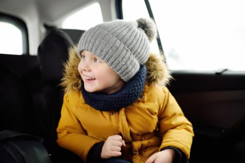 在去父母家的路上，把小男孩绑在汽车后座上。