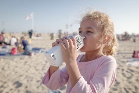 一个年轻女孩在海滩上享受着凉水。