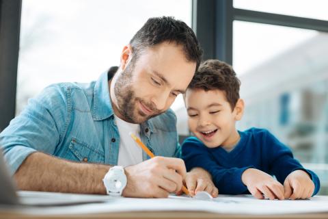 父亲和儿子一起做作业。