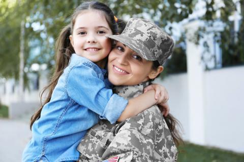 军用母亲带着微笑迎接她的女儿。
