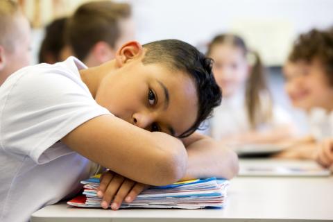 一个小男孩在学校睡着了。