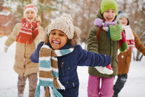 一群孩子一起玩在雪地里。