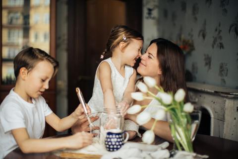 一位母亲在餐桌上与她的孩子分享爱的时刻。