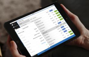 从业者通过OFW iPad应用程序查看客户的费用信息