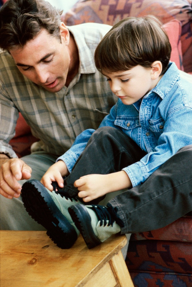 爸爸教儿子如何绑鞋